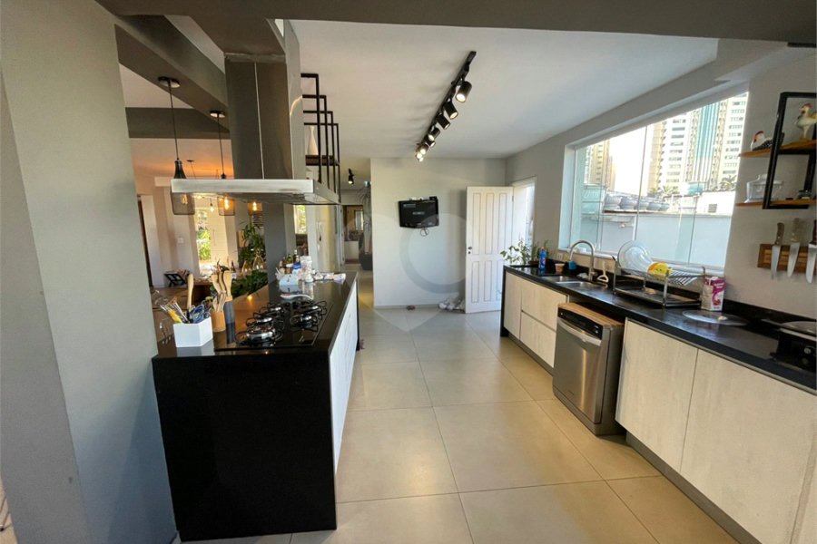 Casa à venda com 4 suítes no condomínio Fechado, São Paulo - SP