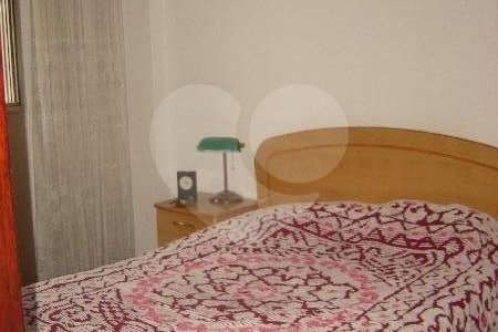 Apartamento com 4 quartos e ampla sala.