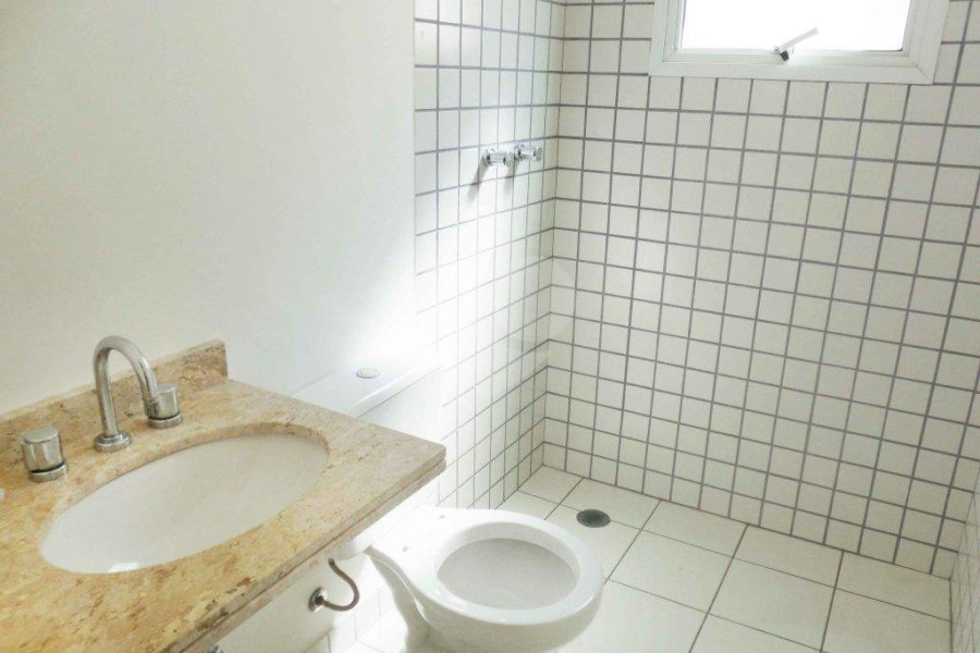 Casa à venda com 4 quartos, sendo 2 suítes, no condomínio Bristol Village, São Paulo - SP