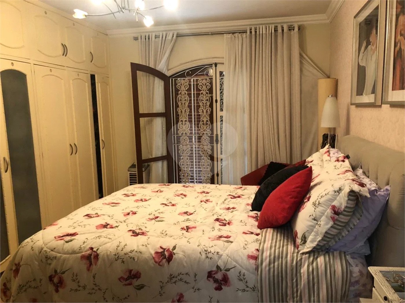 Sobrado com 363m² à venda no Alto da Moóca - 3 suítes e 6 vagas.