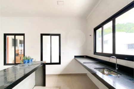 Casa à venda com 2 quartos, sendo 1 suíte, no condomínio Residencial Beija Flor, Atibaia - SP