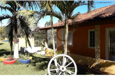 Chácara à venda com 8 quartos, sendo 3 suítes, no Centro, Toledo, MG