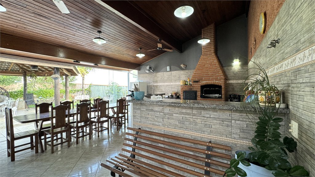 Casa à venda com 4 quartos, sendo 3 suítes, no condomínio Terras de Mont Serrat, Salto - SP