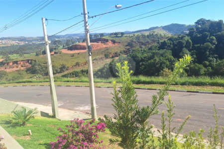 Casa à venda com 3 suítes no condomínio Residencial Alto da Floresta, Bom Jesus dos Perdões - SP