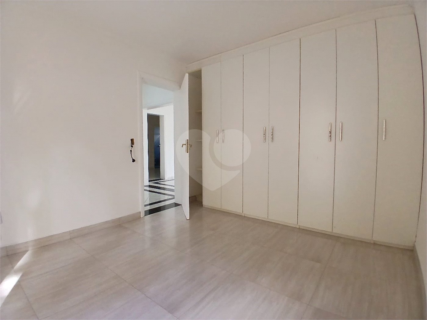 Casa à venda com 4 quartos, sendo 2 suítes, no condomínio Flamboyant, Atibaia - SP