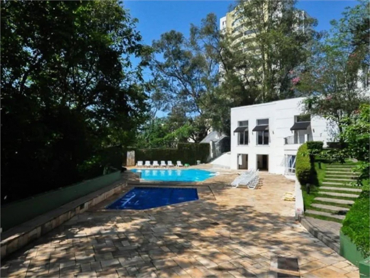 Casa à venda com 4 quartos, sendo 2 suítes, no condomínio Vila das Flores, São Paulo - SP