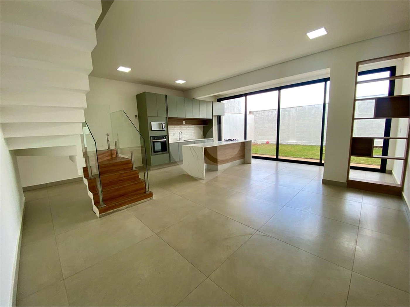 Sobrado á venda com 03 suítes, no Residencial Villeneuve em São Carlos-SP.