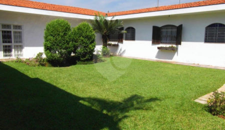 Casa Térrea à venda com 4 quartos, sendo 2 suítes,  em Interlagos, São Paulo, SP