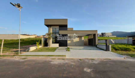 Casa à venda com 3 suítes no condomínio Portal Lamis, Atibaia - SP