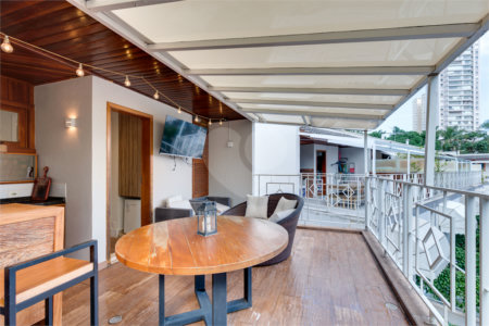 Casa à venda com 4 quartos, sendo 3 suítes, no condomínio Vila Hípica, São Paulo - SP