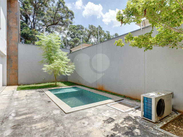 Casa à venda com 4 quartos, sendo 3 suítes,  no condomínio Jardim Flora, São Paulo - SP