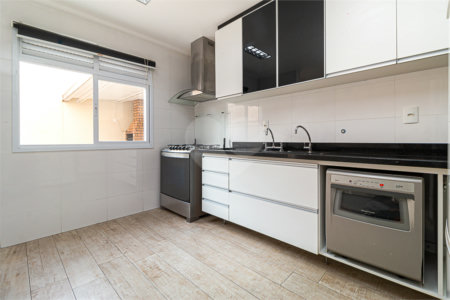 Casa à venda com 4 quartos, sendo 2 suítes, no condomínio Vila das Andorinhas, São Paulo - SP