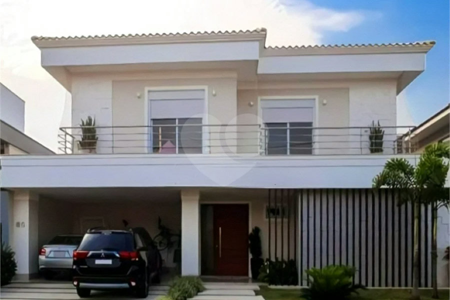 Casa de Alto Padrão em Condomínio com 4 suítes.
