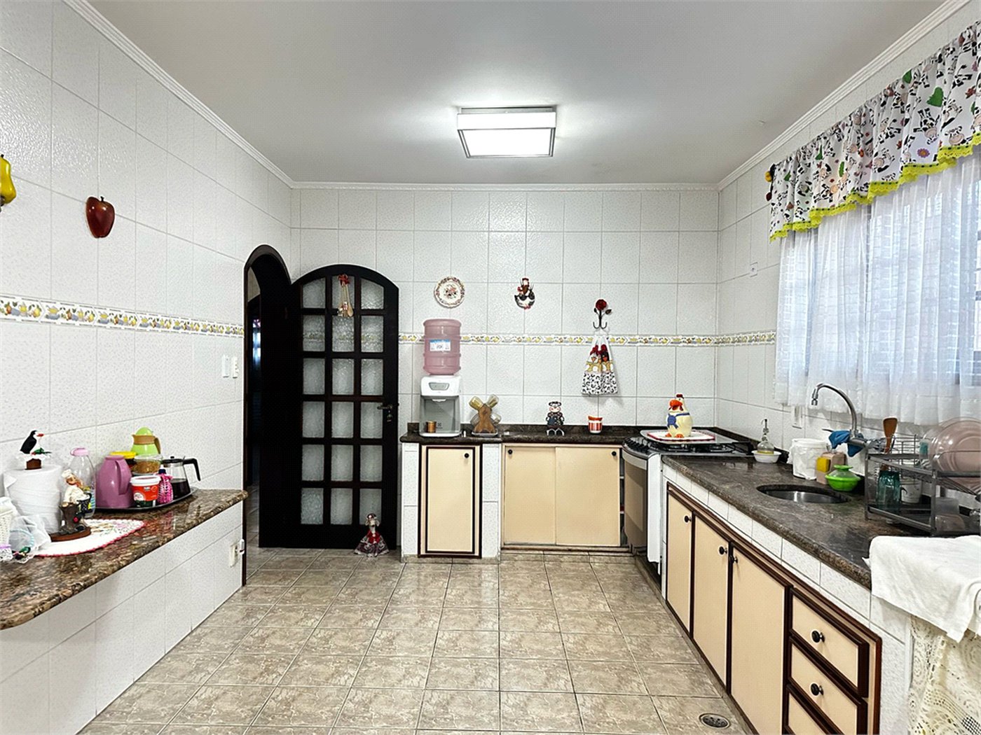Sobrado à venda com 4 quartos, sendo 2 suítes, em Vila Júlia, Poá, SP