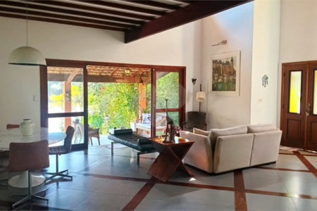 Casa à venda com 3 suítes no condomínio Vale da Santa Fé, Vinhedo - SP