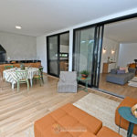 Indaiatuba - SP - Condomínio Helvetia Park - 490 m² Terreno - Sobrado com 307 m² de Área Construída - Escritório com móveis planejados - Sala de estar e jantar ampla e integradas - Cozinha planejada completa, com eletrodomésticos (cooktop, forno, coifa, geladeira, microondas) - Lavanderia
