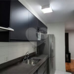 Apartamento com dois dormitórios sendo um climatizado, com duas vagas de garagem.