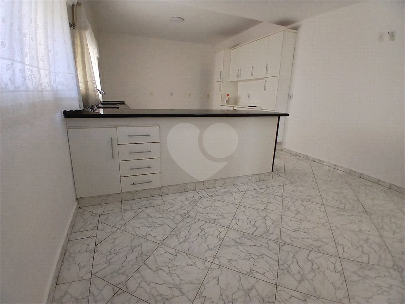 Casa à venda com 4 quartos, sendo 2 suítes, no condomínio Flamboyant, Atibaia - SP