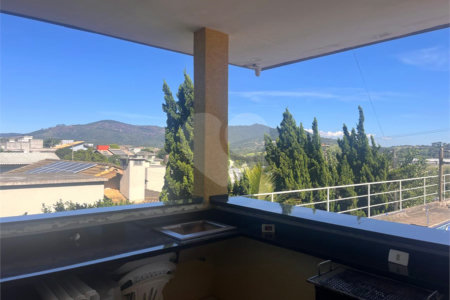 Casa à venda ou para alugar com 3 suítes no condomínio Serra da Estrela, Atibaia - SP