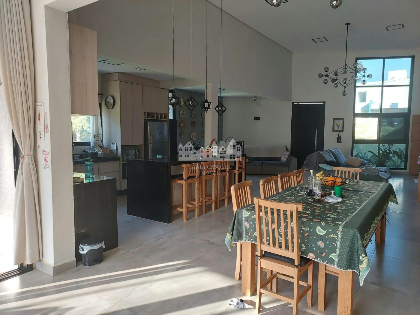 Casa à venda com 4 quartos, sendo 2 suítes,  no condomínio Figueira Garden, Atibaia - SP
