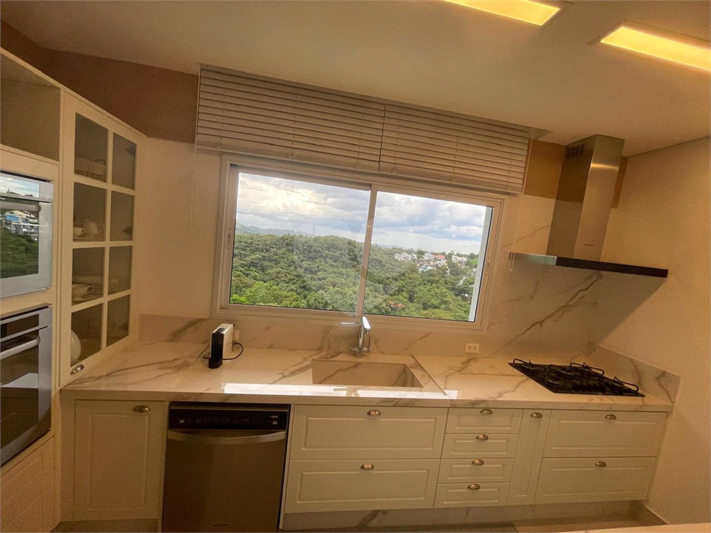Casa à venda com 3 suítes no condomínio Hills, Arujá - SP