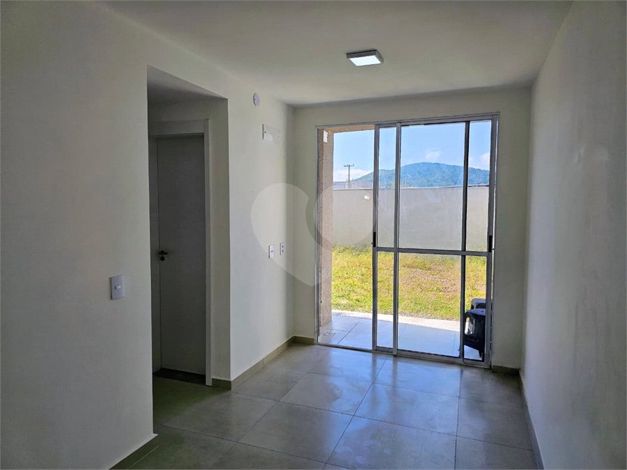 Apartamento para alugar com 2 quartos, sendo 1 suíte, em Nova São Pedro, São Pedro da Aldeia, RJ