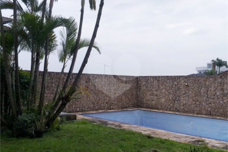 Casa à venda com 4 quartos, sendo 3 suítes, no condomínio Arujá 5, Arujá - SP
