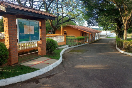 Casa à venda com 5 quartos, sendo 1 suíte, no condomínio Village da Serra, Araçoiaba da Serra - SP
