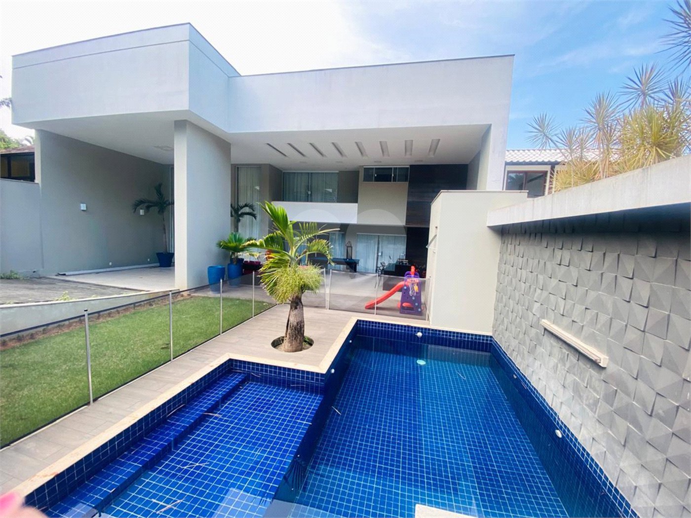 Casa à venda com 4 quartos, sendo 3 suítes, no condomínio Marc Ferez, Rio de Janeiro - RJ