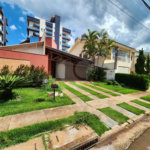 Casa Antiga, Charmosa e Muito Bem Localizada no Condomínio Faber Castell I á venda
