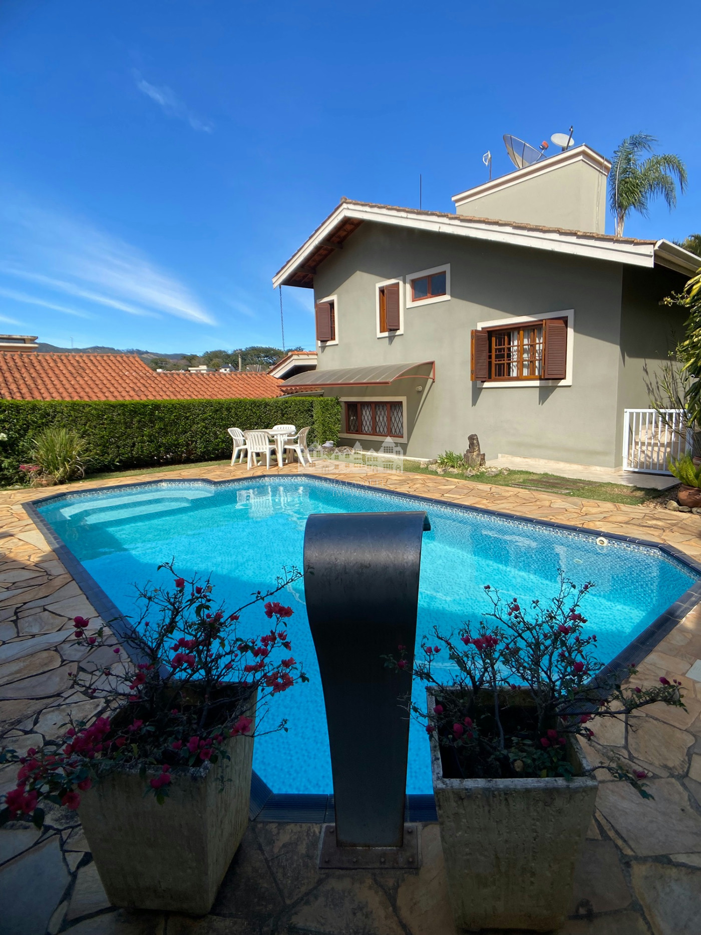 Casa à venda com 3 quartos, sendo 1 suíte, com vista deslumbrante em Recreio Maristela, Atibaia