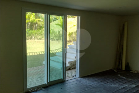 Casa à venda com 5 quartos, sendo 4 suítes, no condomínio Clube Florada Suzano, Suzano - SP