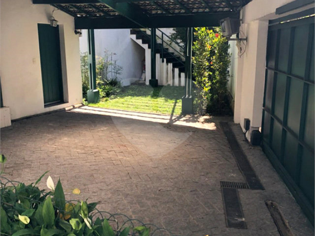 Sobrado à venda com 3 quartos, sendo 1 suíte,  em Panamby, São Paulo, SP