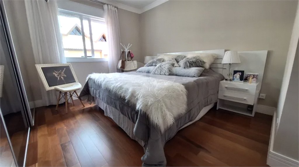 Casa à venda com 5 quartos, sendo 2 suítes,  no condomínio Floradas da Serra, São Paulo - SP