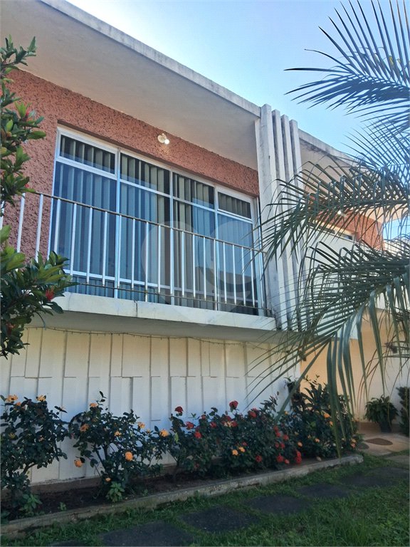 Casa à venda com 3 quartos, sendo 2 suítes, no condomínio Rio Bon, Rio de Janeiro - RJ
