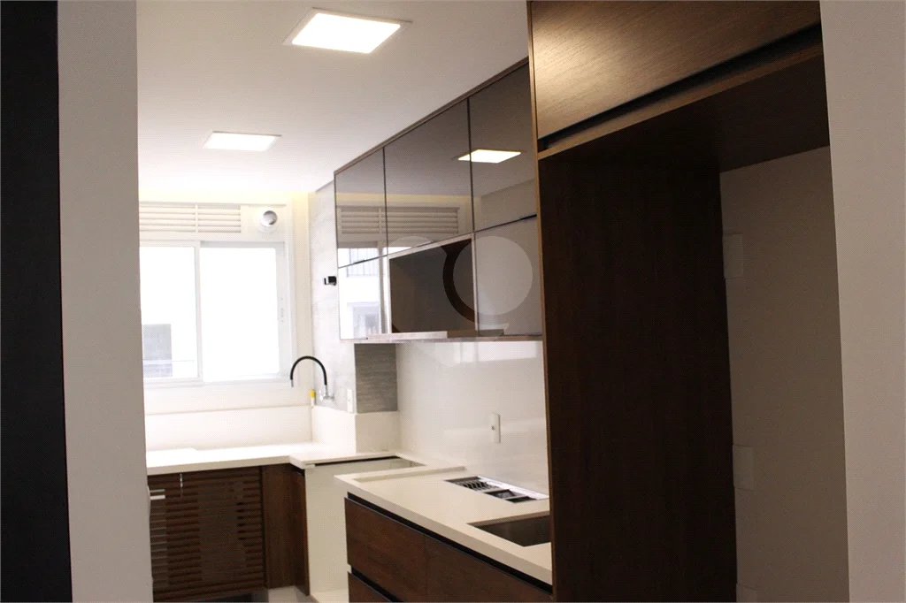Apartamento 2 dormitórios, 1 suíte, 2 banheiros e 1 vaga de garagem.