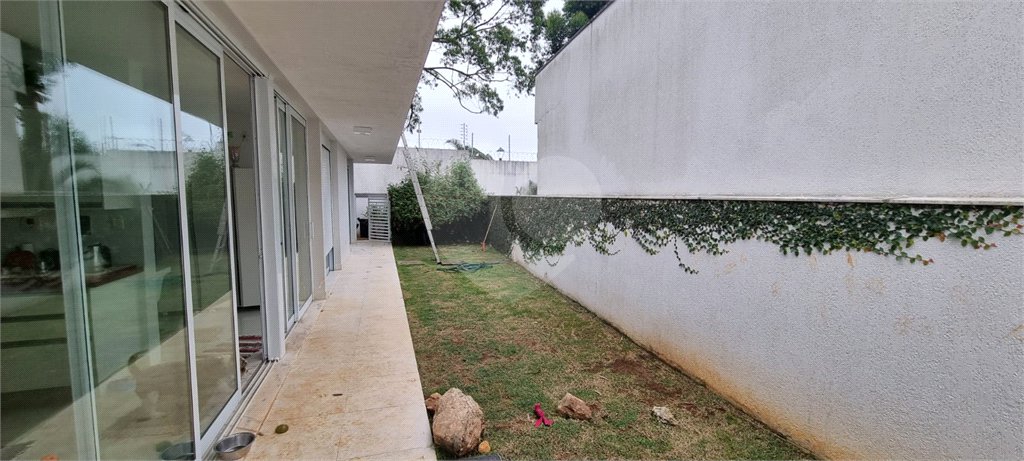 Casa à venda com 5 quartos, sendo 2 suítes, no condomínio Swiss Park, São Bernardo do Campo - SP