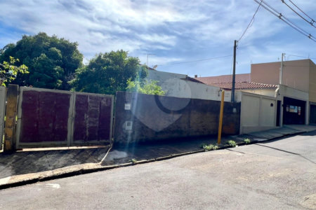Terreno à Venda no Jardim Tangará