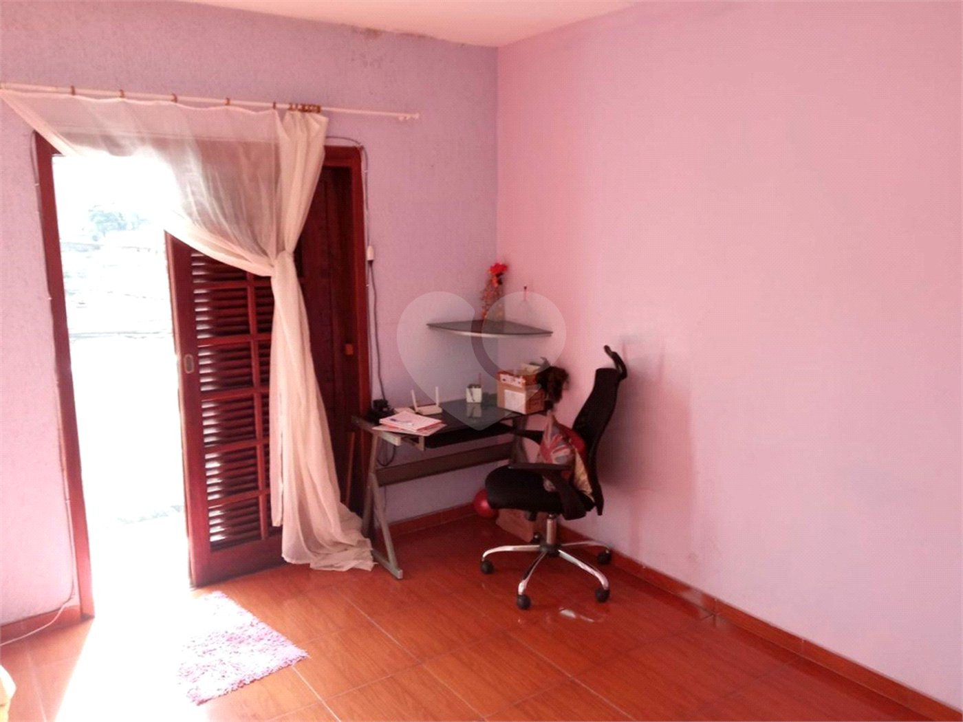 Ótimo sobrado, com amplo espaço interno (127m2), possuindo 03 dormitórios (01 suíte),
