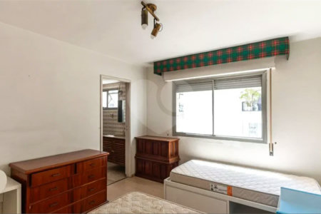 Este elegante apartamento em Higienópolis oferece 224m² de área muito bem distribuída, perfeito para quem valoriza conforto