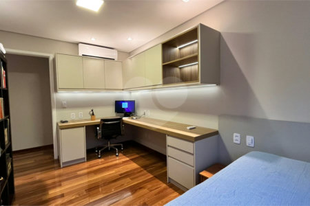 Apartamento de 176 m2 com 4 dormitórios sendo 3 suítes com 3 vagsa Condomínio Dolce Vita Avenida Lacerda Franco ,Cambuci -São Paulo