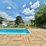 Casa em condomínio Impecável, 4 dorms / 2 suítes, varanda gourmet, piscina, 3 lareiras