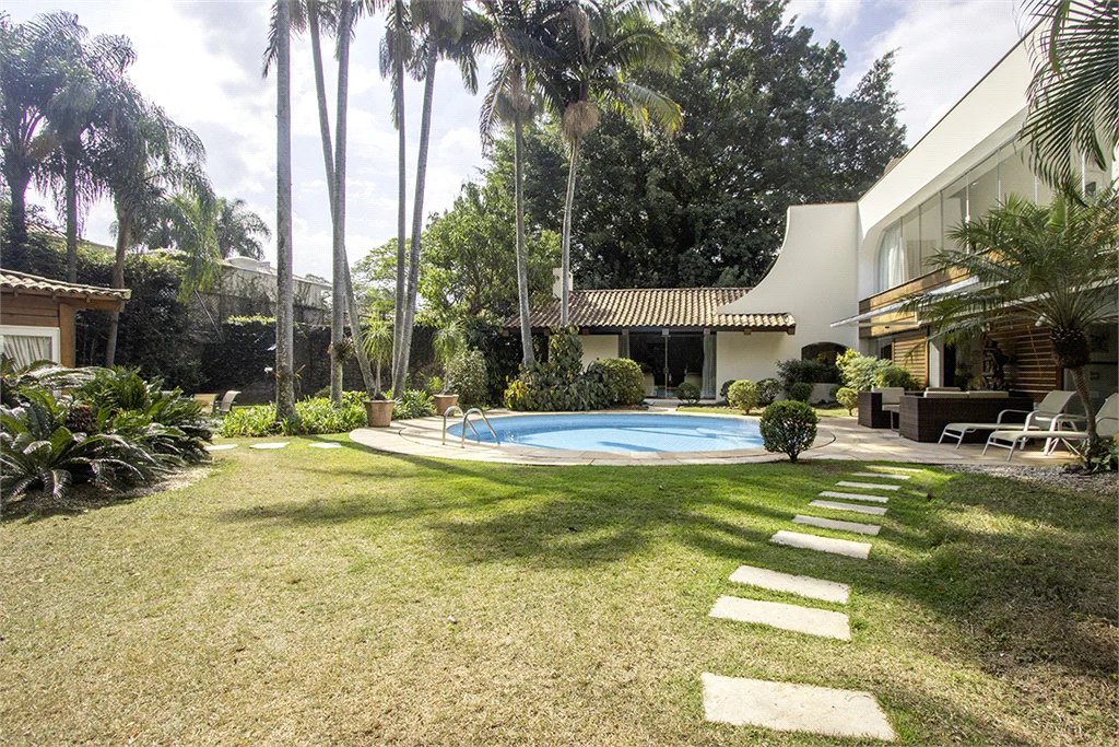 Casa à venda com 4 quartos, sendo 3 suítes, em Cidade Jardim, São Paulo, SP