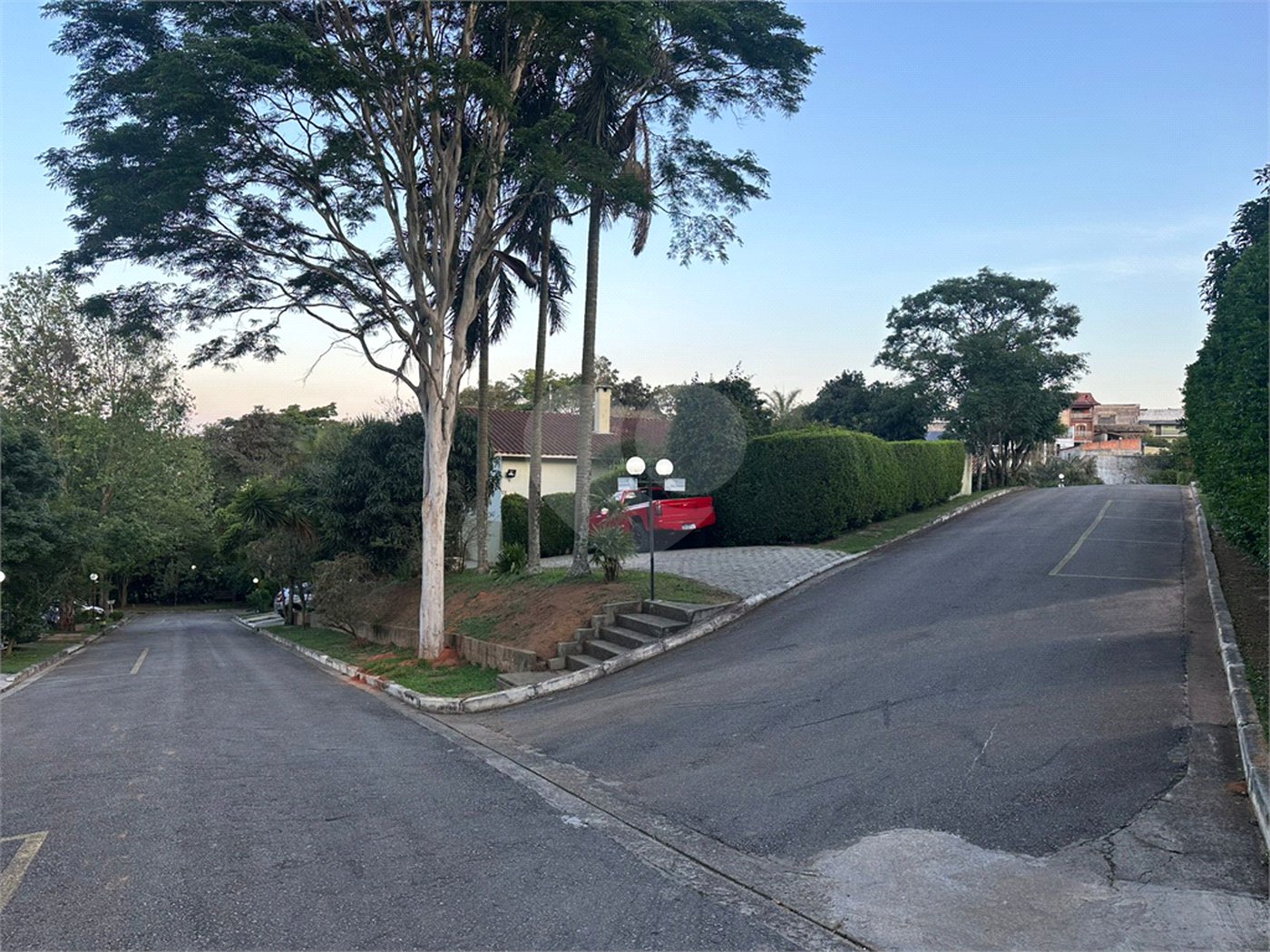 Casa à venda com 4 quartos, sendo 1 suíte,  no condomínio Jardim das Acácias, Cotia - SP