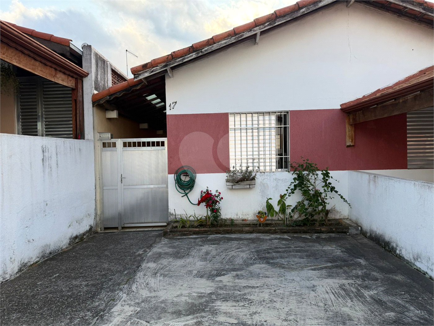 Casa à venda com 2 quartos no condomínio Residencial Bari, Itaquaquecetuba - SP
