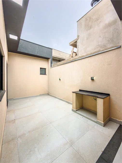 Indaiatuba - Jardim Bom sucesso - Área total: 150m² - Área construída: 115m² - 3 dormitórios sendo 1 suíte com armário planejado;Sala para dois ambientes; Banheiros com box gabinetes e espelhos; Área gourmet com churrasqueira a carvão e móveis planejados; Lavanderia coberta; Ar condicionado na sala