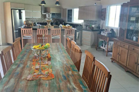 Casa Ampla com 5 Dormitórios, Piscina e Lazer Completo em Terreno de 1.260 m²