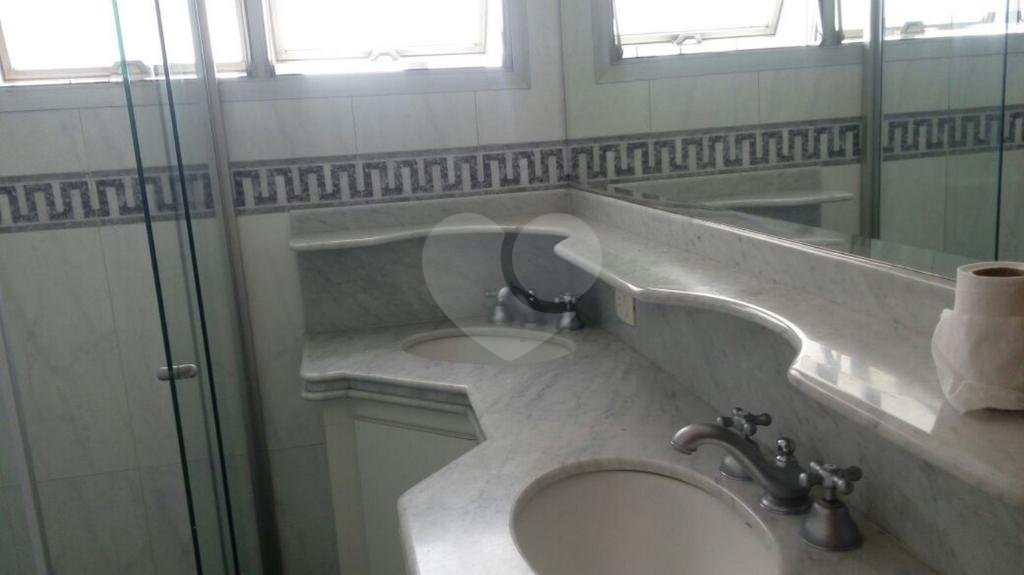 Apartamento à venda com 3 quartos, sendo 1 suíte,  em Campo Belo, São Paulo, SP