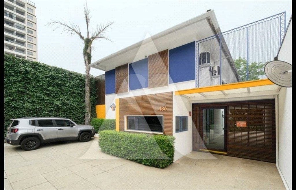 Casa à venda com 3 quartos, sendo 1 suíte, em Indianópolis, São Paulo, SP