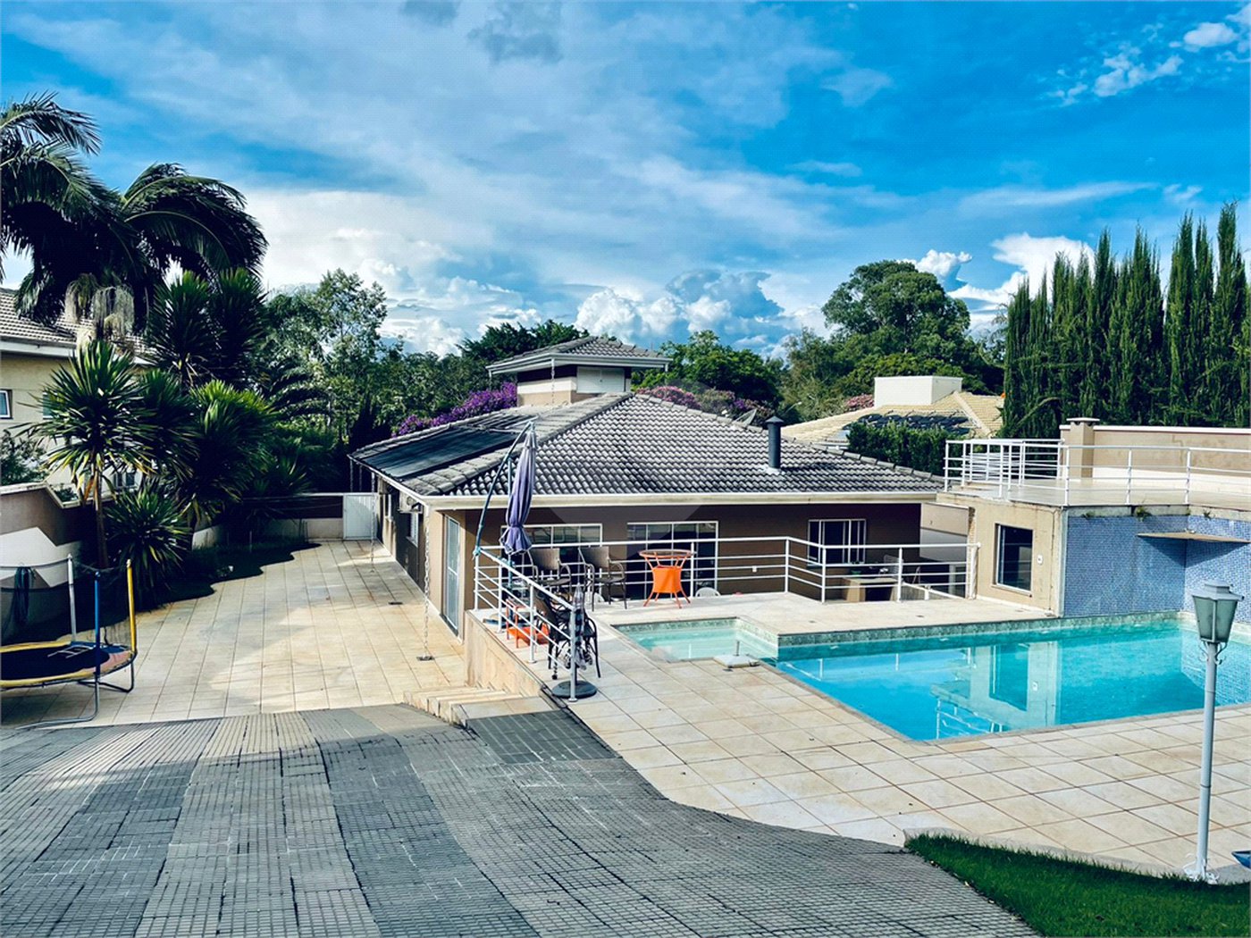 Casa à venda com 3 quartos, sendo 1 suíte, no condomínio Shambala I, Atibaia - SP
